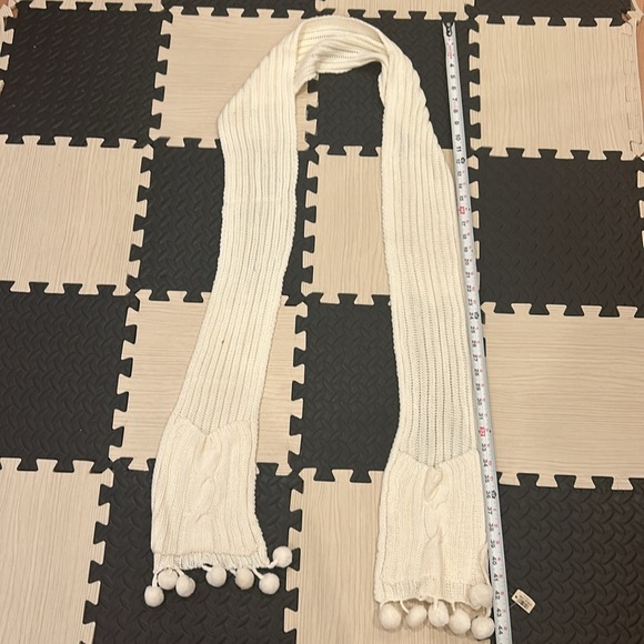 Bath and Body Works white knit scarf with hand warmer mittens NWT - Picture 3 of 5